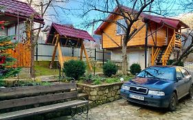 За горбами